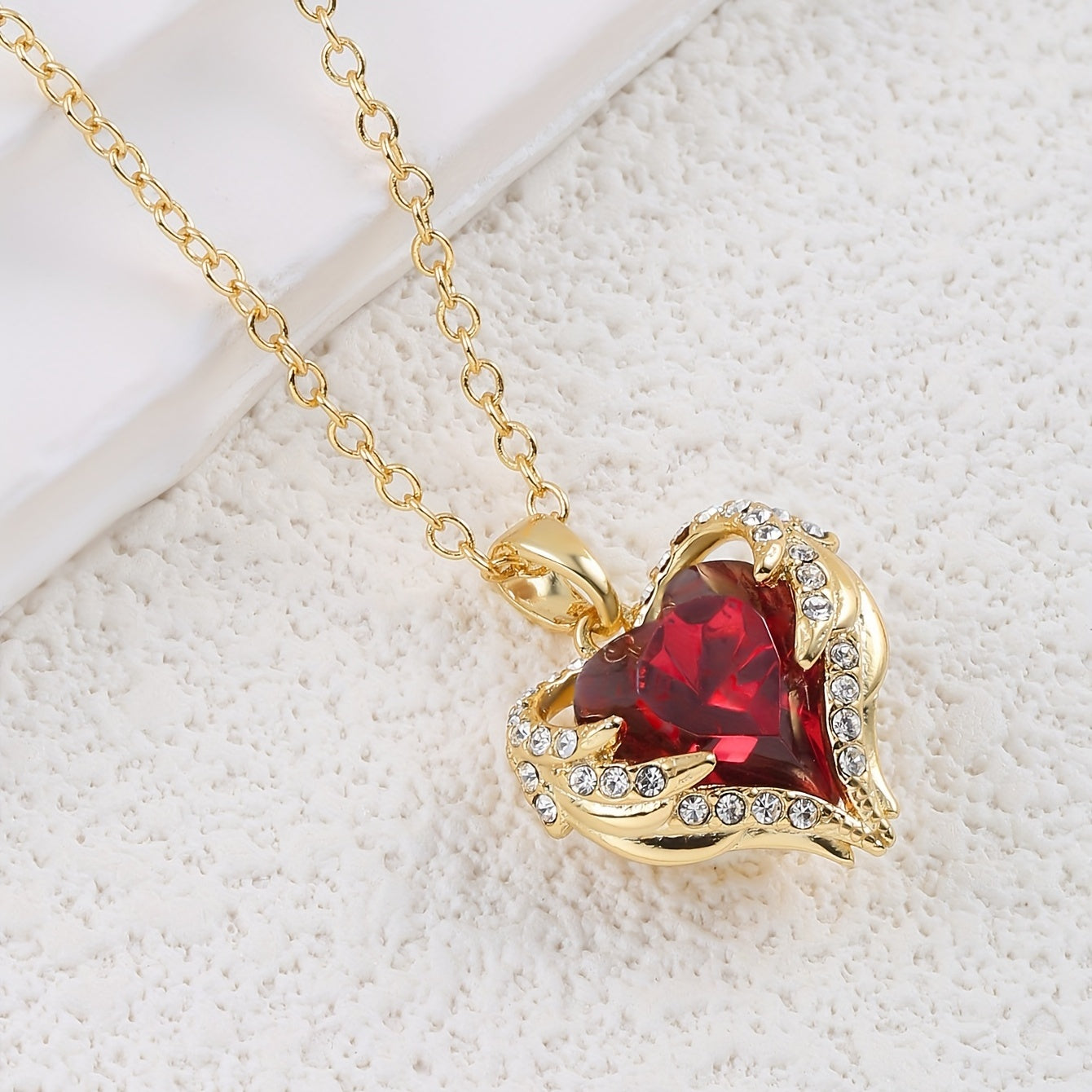 Gouden hartjes ketting met rode zirkonia – 18K Verguld